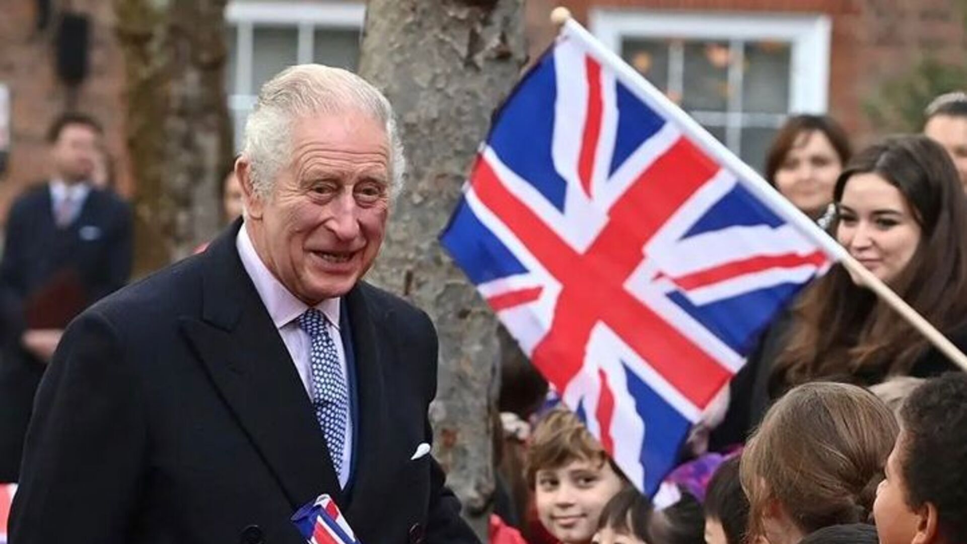 Rei Charles III faz aparições públicas no mesmo dia da estreia do documentário sobre Príncipe Harry e Meghan Markle