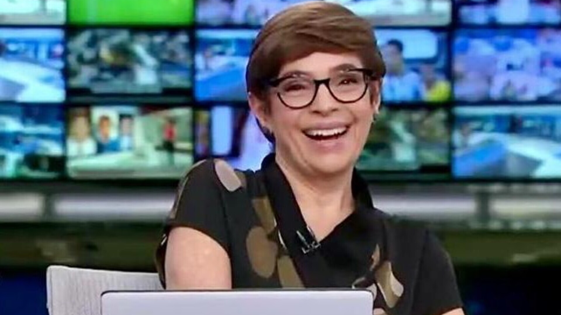 Renata Lo Prete surpreende ao surgir de tênis no jornal: ”Deve ter esquecido”