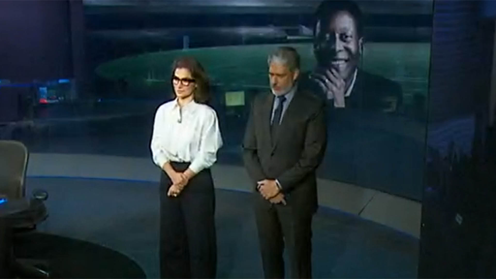 William Bonner e Renata Vasconcellos quebram o protocolo em homenagem ao Pelé
