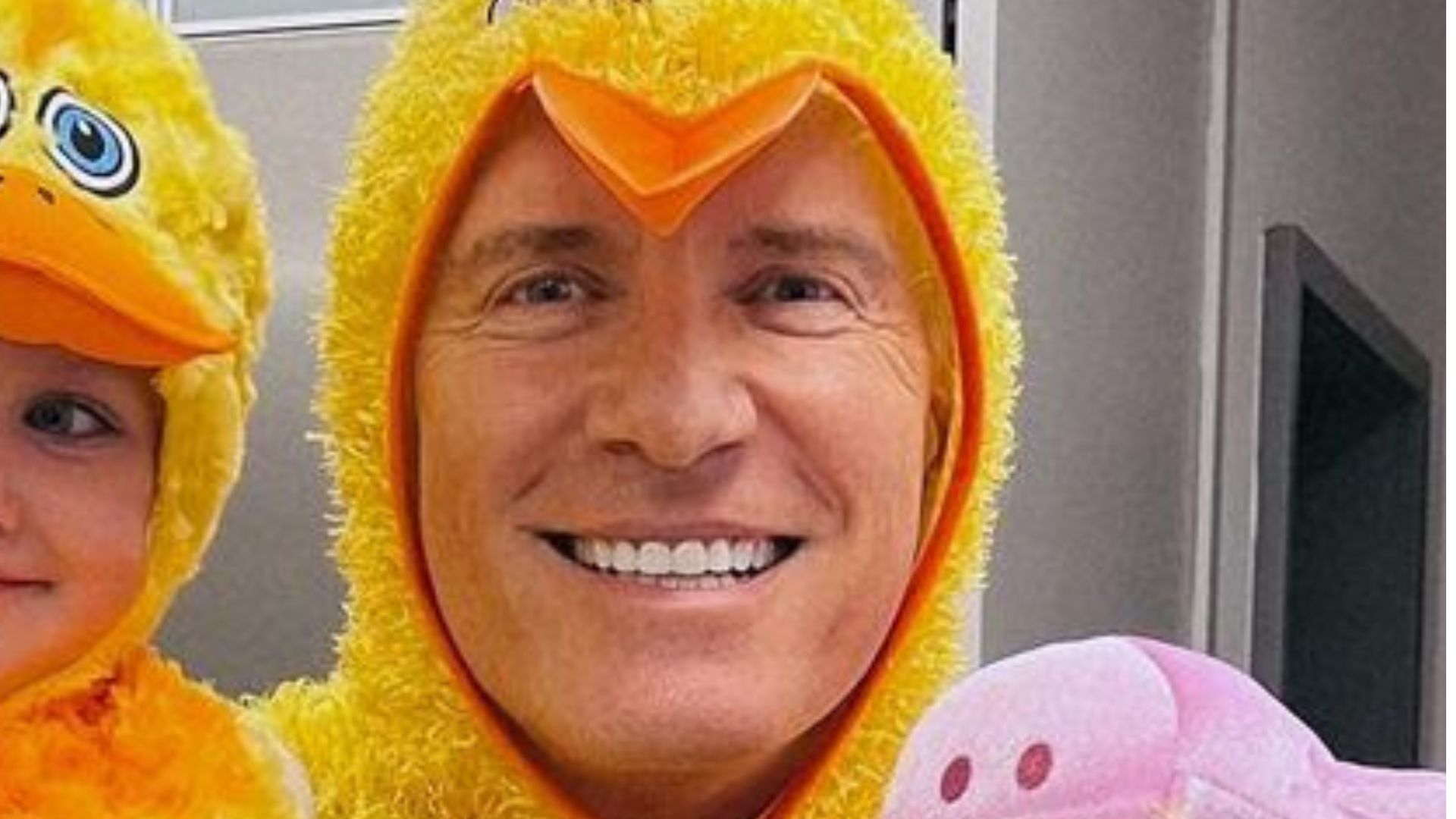 Roberto Justus aparece fantasiado ao lado das filhas mais novas
