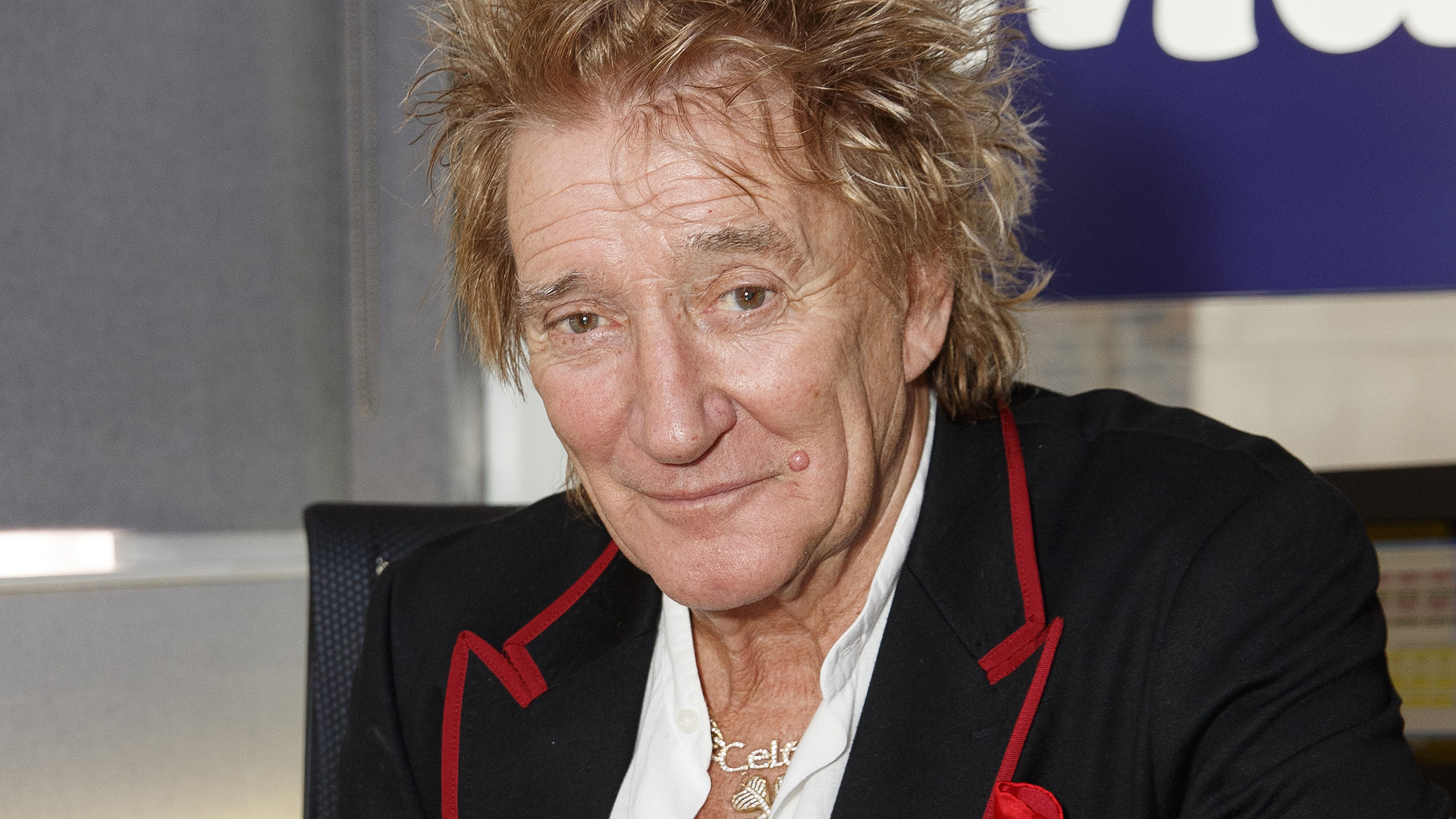 Filho de Rod Stewart desmaia em jogo e é levado para o hospital