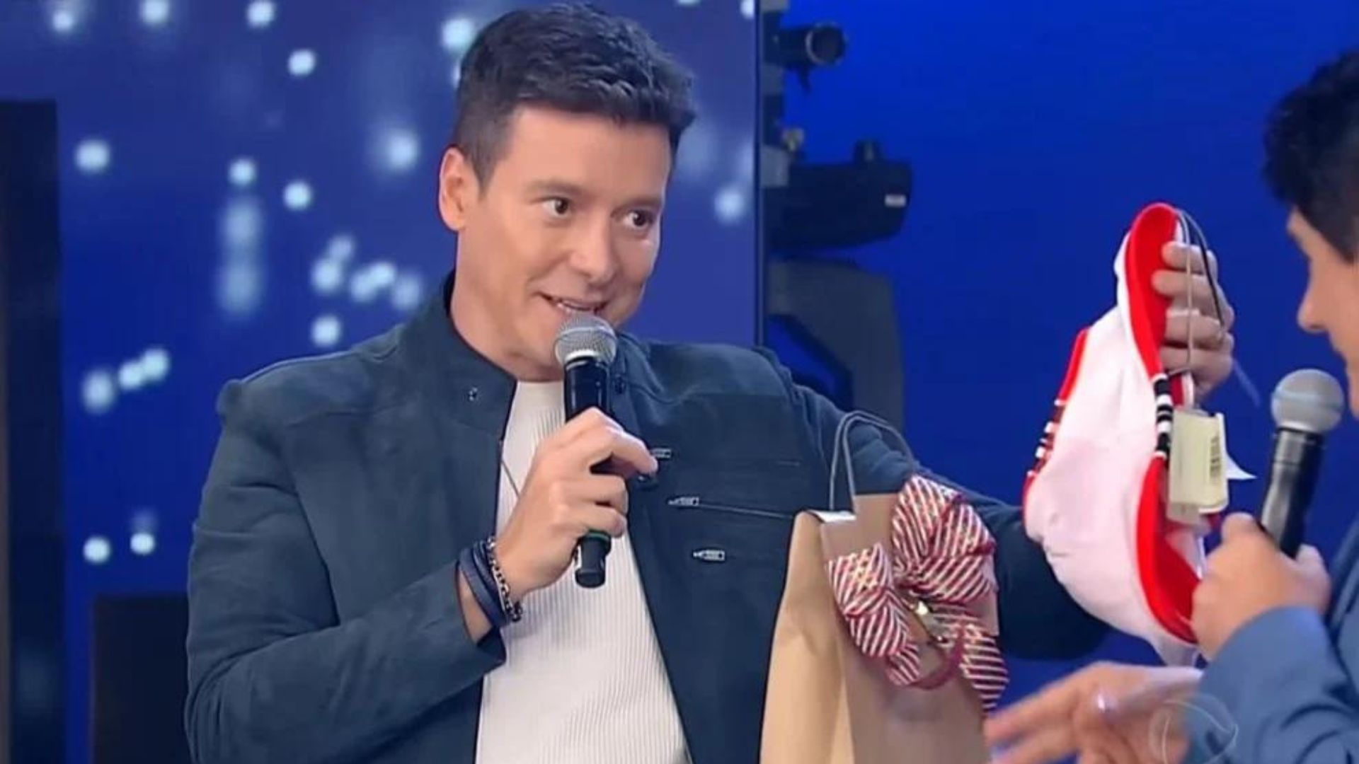 Rodrigo Faro arranca risadas ao receber presente de Cesar Filho