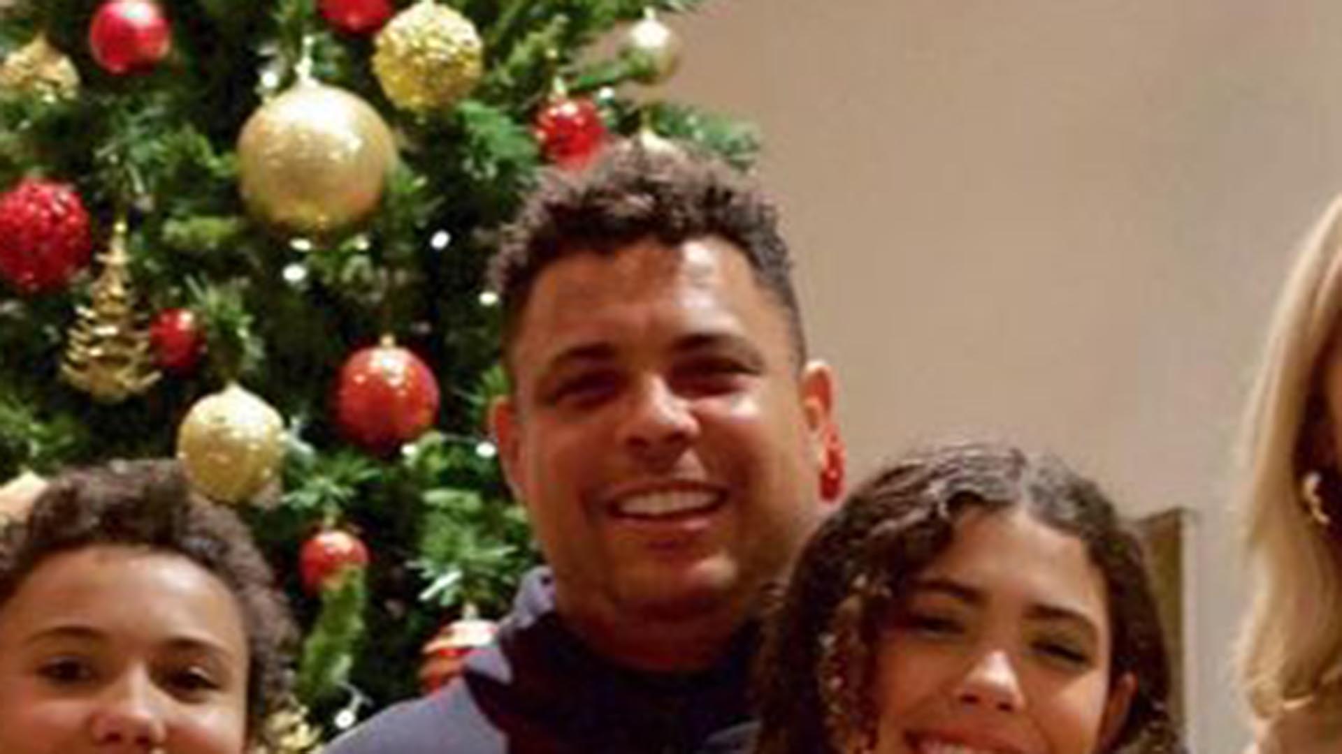 Ronaldo Fenômeno surge com os quatro filhos na noite de Natal