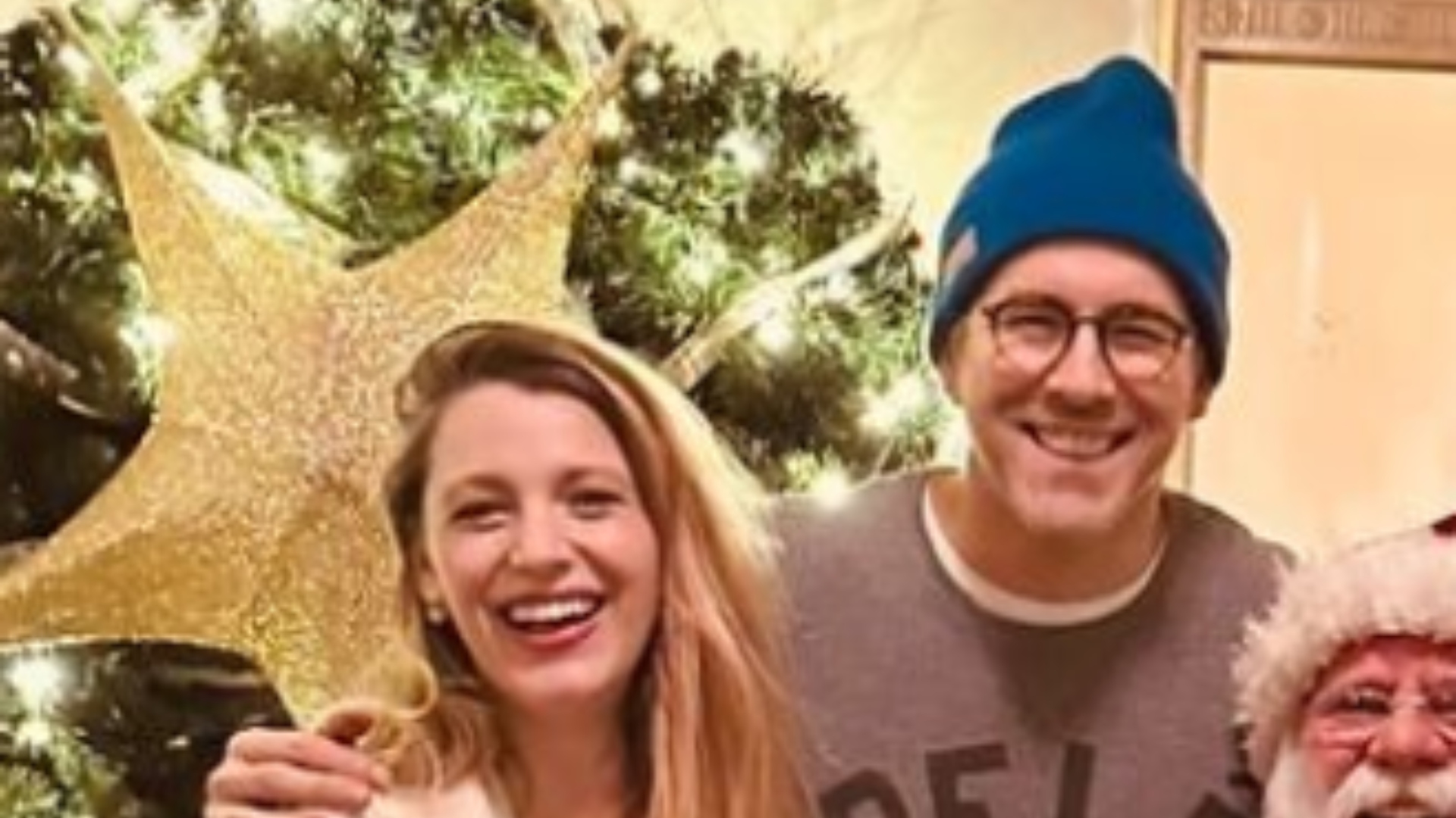 Gravidíssima, Blake Lively posa ao lado de Ryan Reynolds juntos de Papai e Mamãe Noel