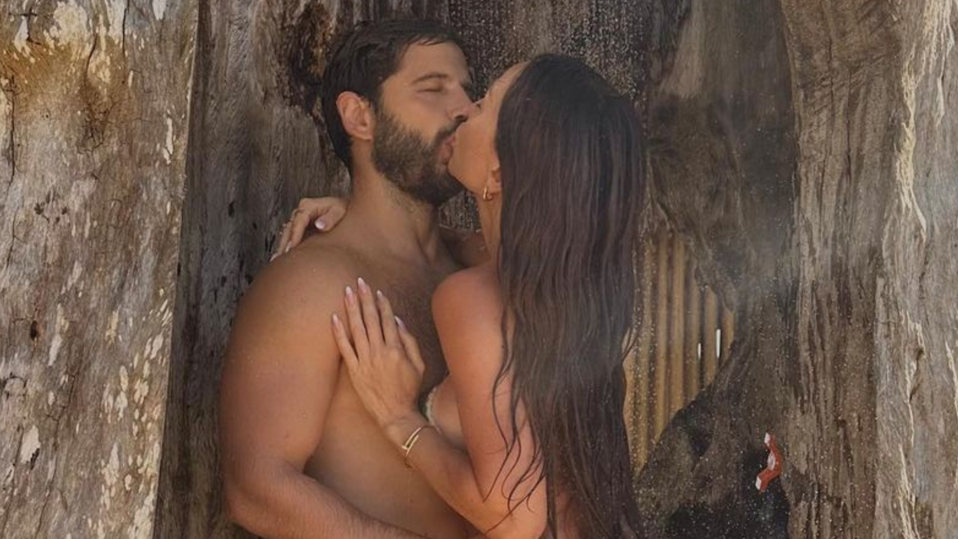 Após último Ano Novo separados, Sabrina Sato e Duda Nagle surgem em clima quente na praia