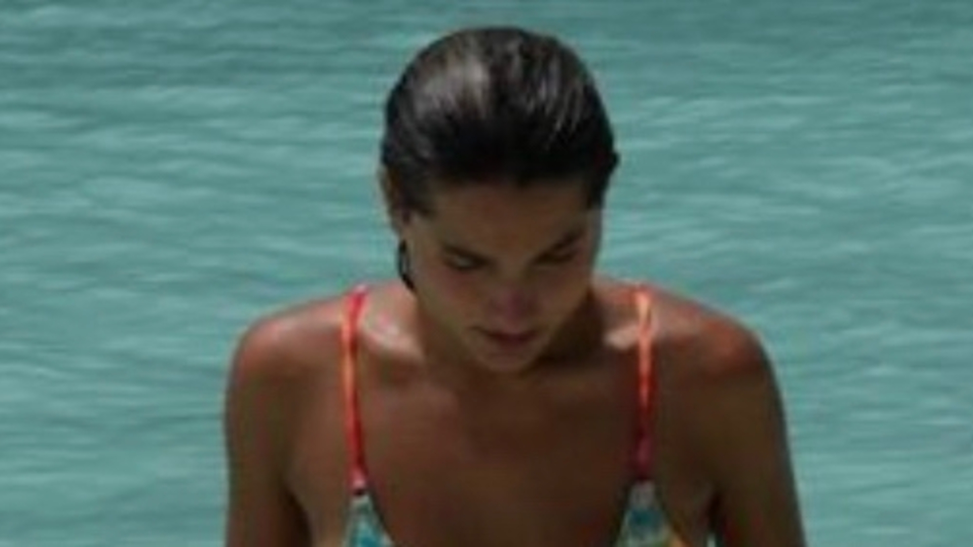Sasha Meneghel exibe boa forma ao surgir apenas de biquíni para renovar o bronzeado