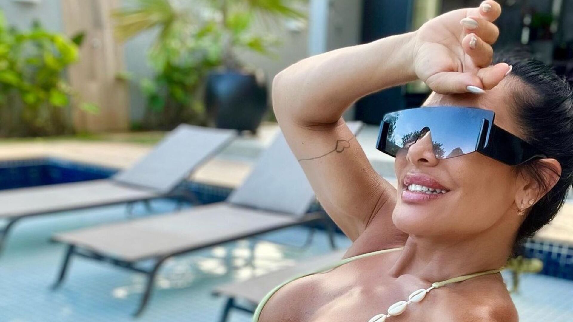 De biquíni fininho, Scheila Carvalho escandaliza com curvas turbinadas: ”Deusa”