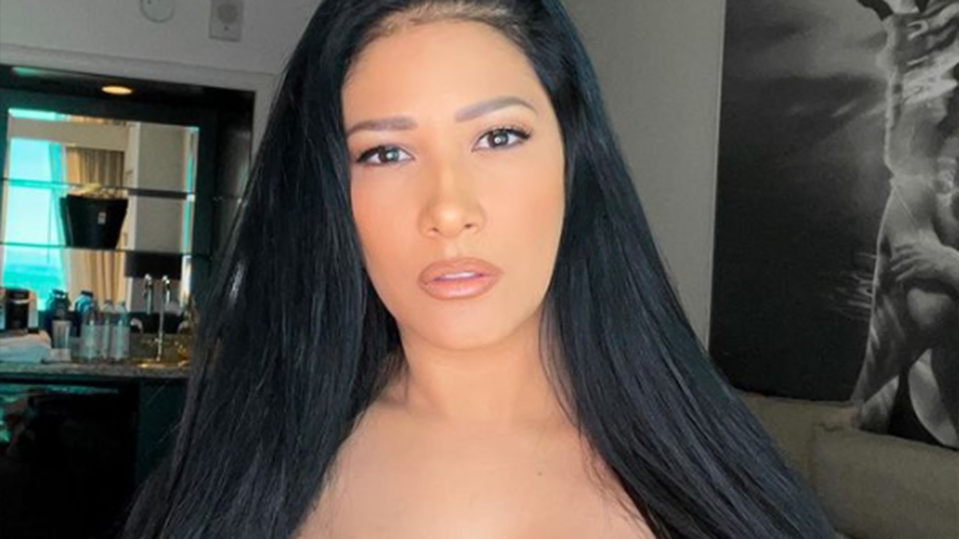 Simaria tira a parte de cima da roupa em foto ousada