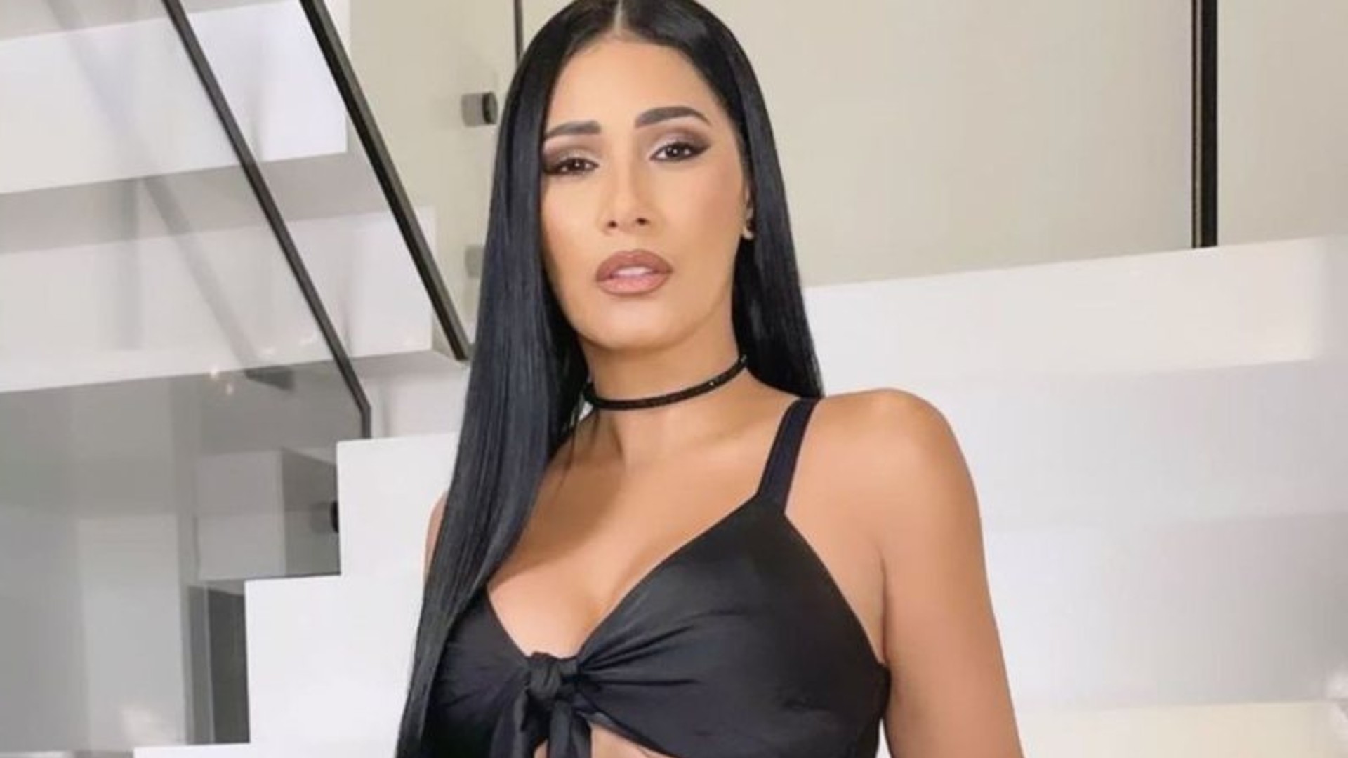 Simaria amarra o corpo com vestido de fitas e pede opinião de fãs