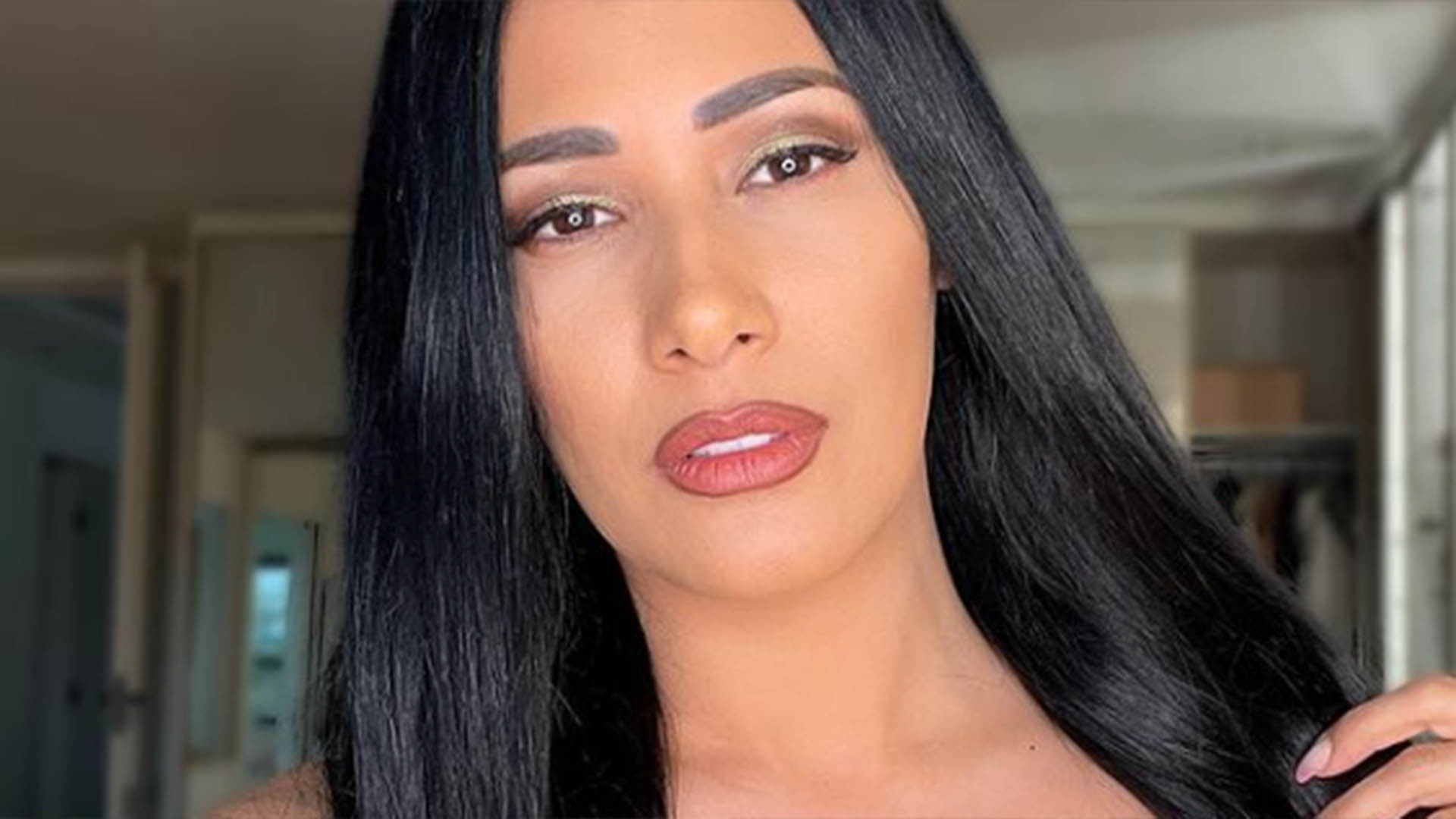 Simaria arrasa ao usar look decotado em nova selfie