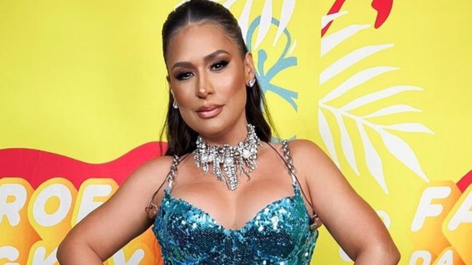 De macacão brilhante, Simone Mendes exibe decote poderoso e arrasa na Farofa: ”Plena”