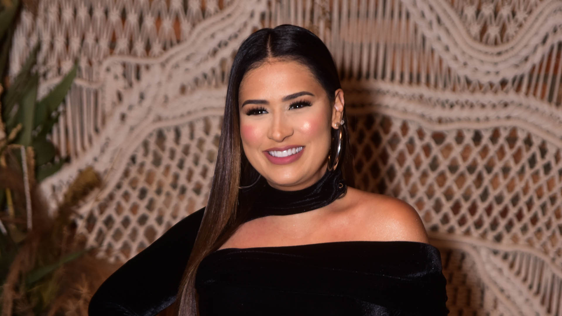 Simone Mendes aposta na elegância em looks para a gravação do seu primeiro DVD solo