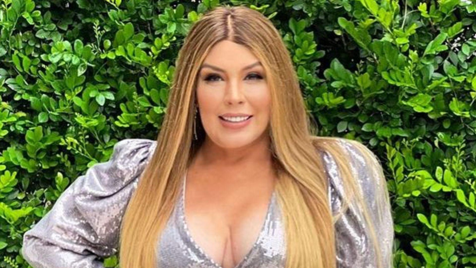 De barriga toda de fora, Simony surge radiante ao apostar em look ousado: “Uau!”