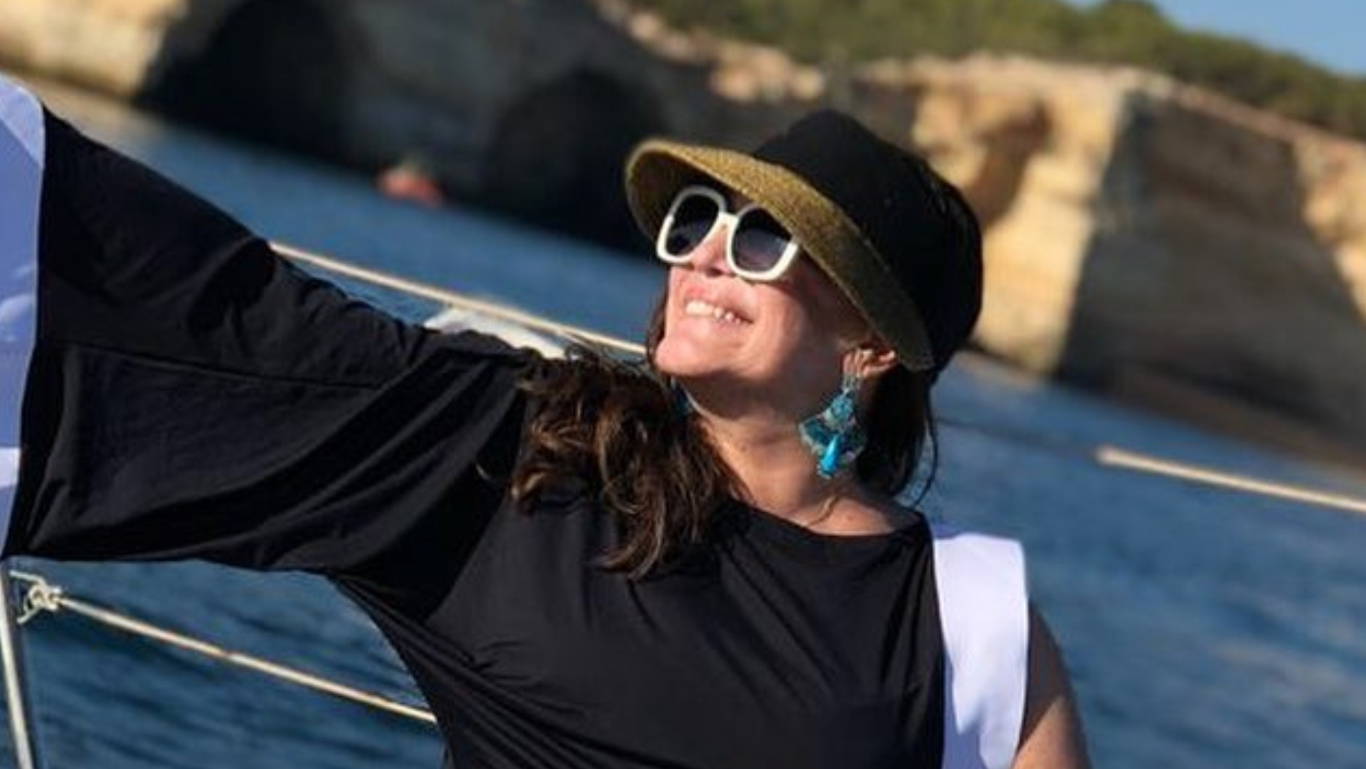 De vestidinho, Susana Vieira ostenta pernas lisinhas em barco: ”Muito gata”