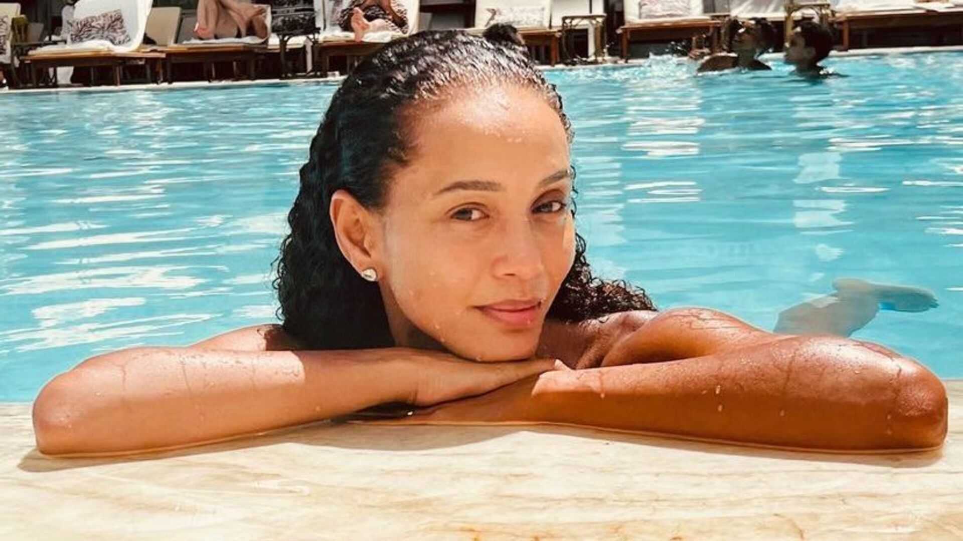 Taís Araújo dá show de beleza ao surgir de biquíni em piscina