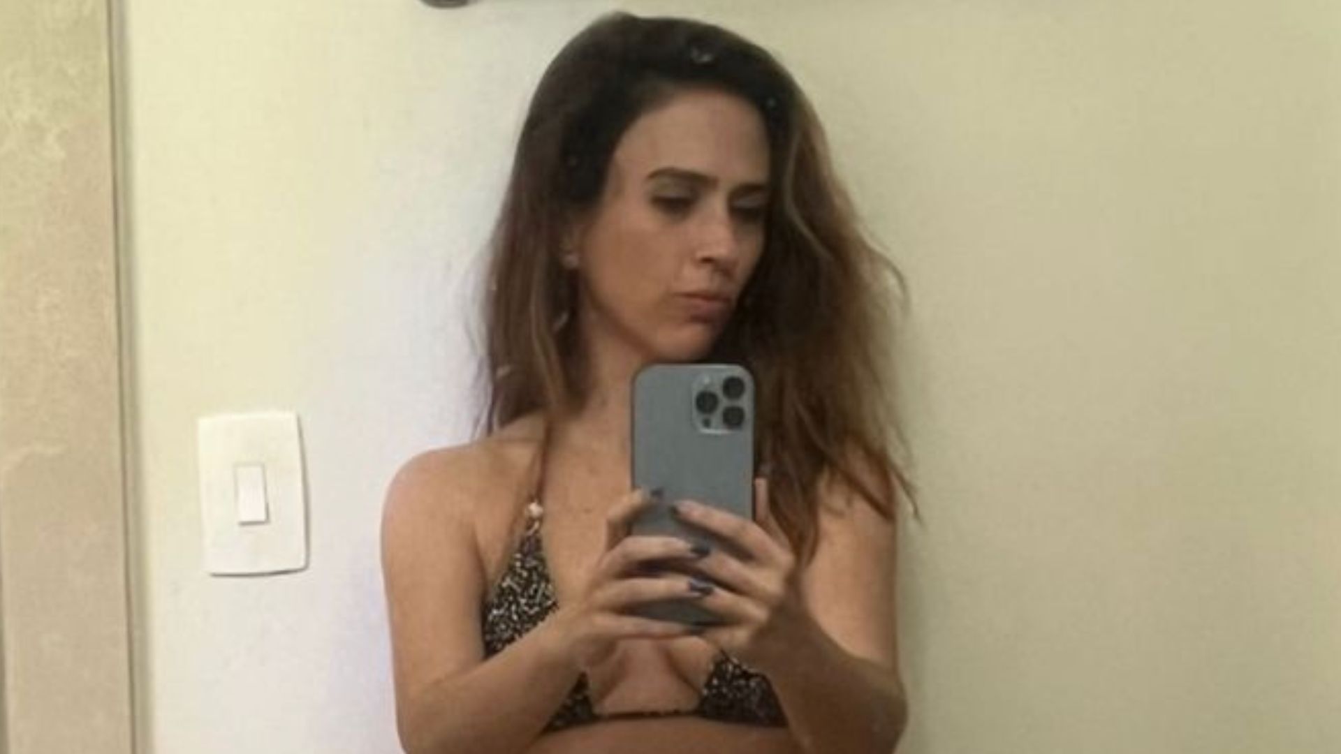 Tatá Werneck chama atenção ao mostrar demais em selfie só de biquíni