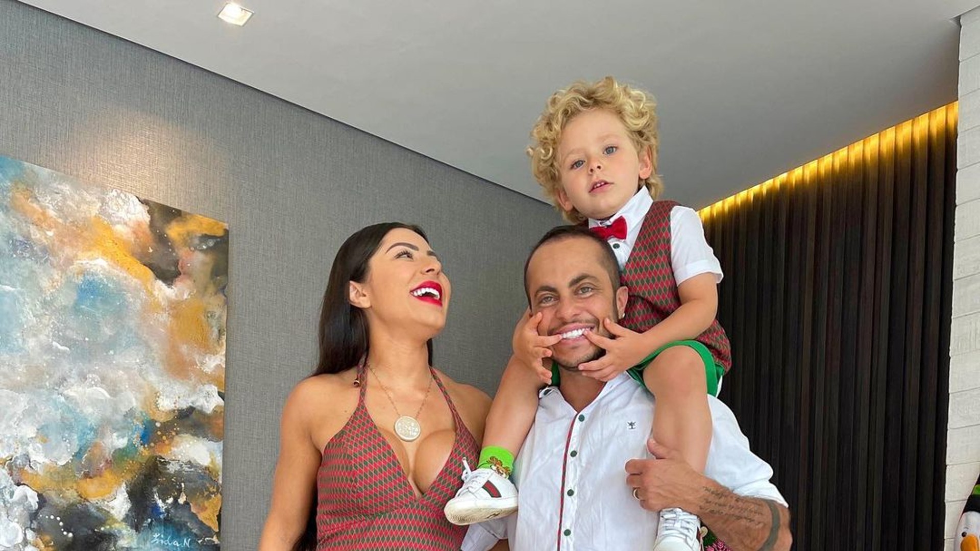 Thammy Miranda, Andressa Ferreira e o filho Bento usam roupa natalina combinando