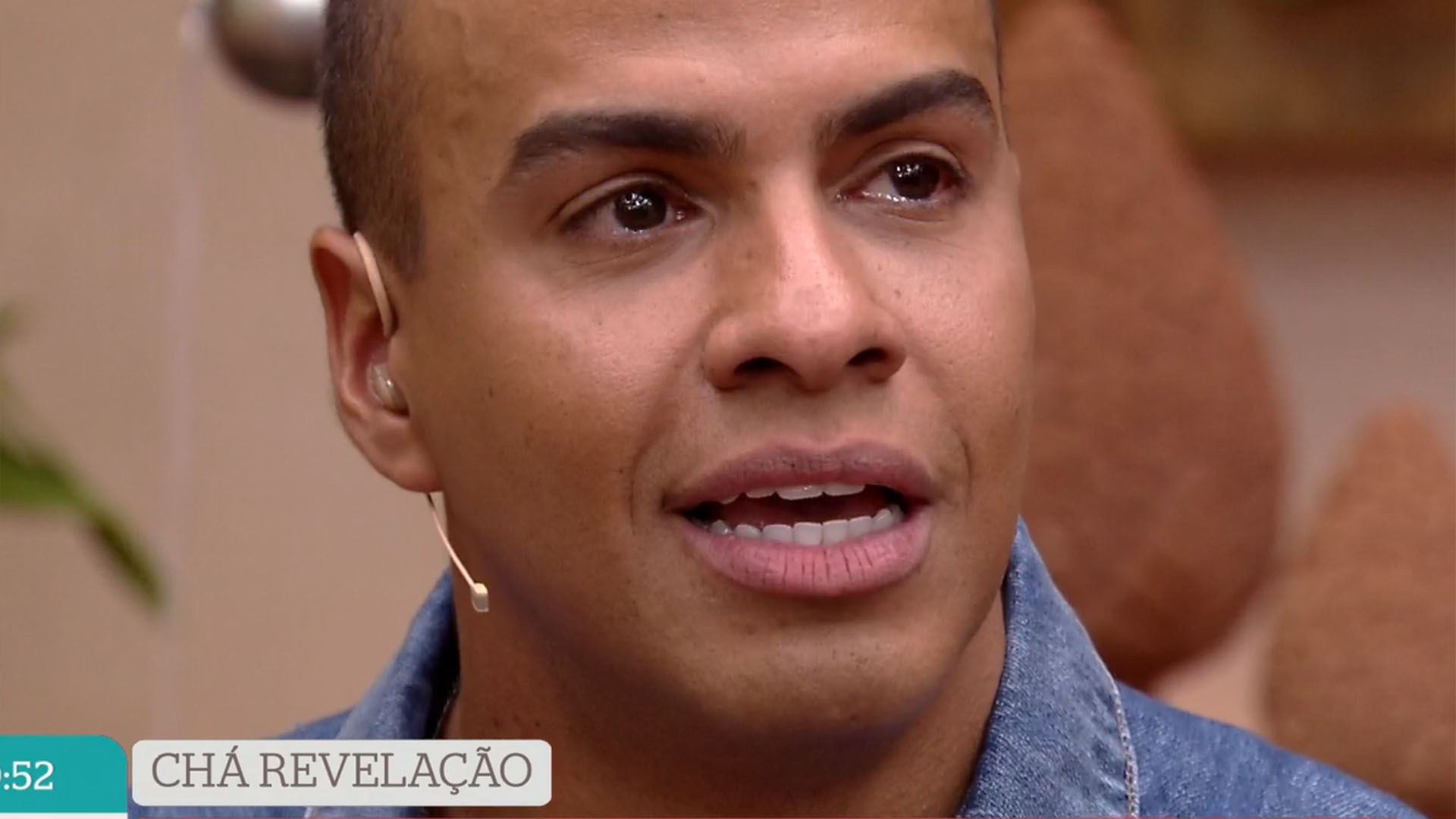 Thiago Oliveira cai no choro ao revelar o sexo do primeiro bebê