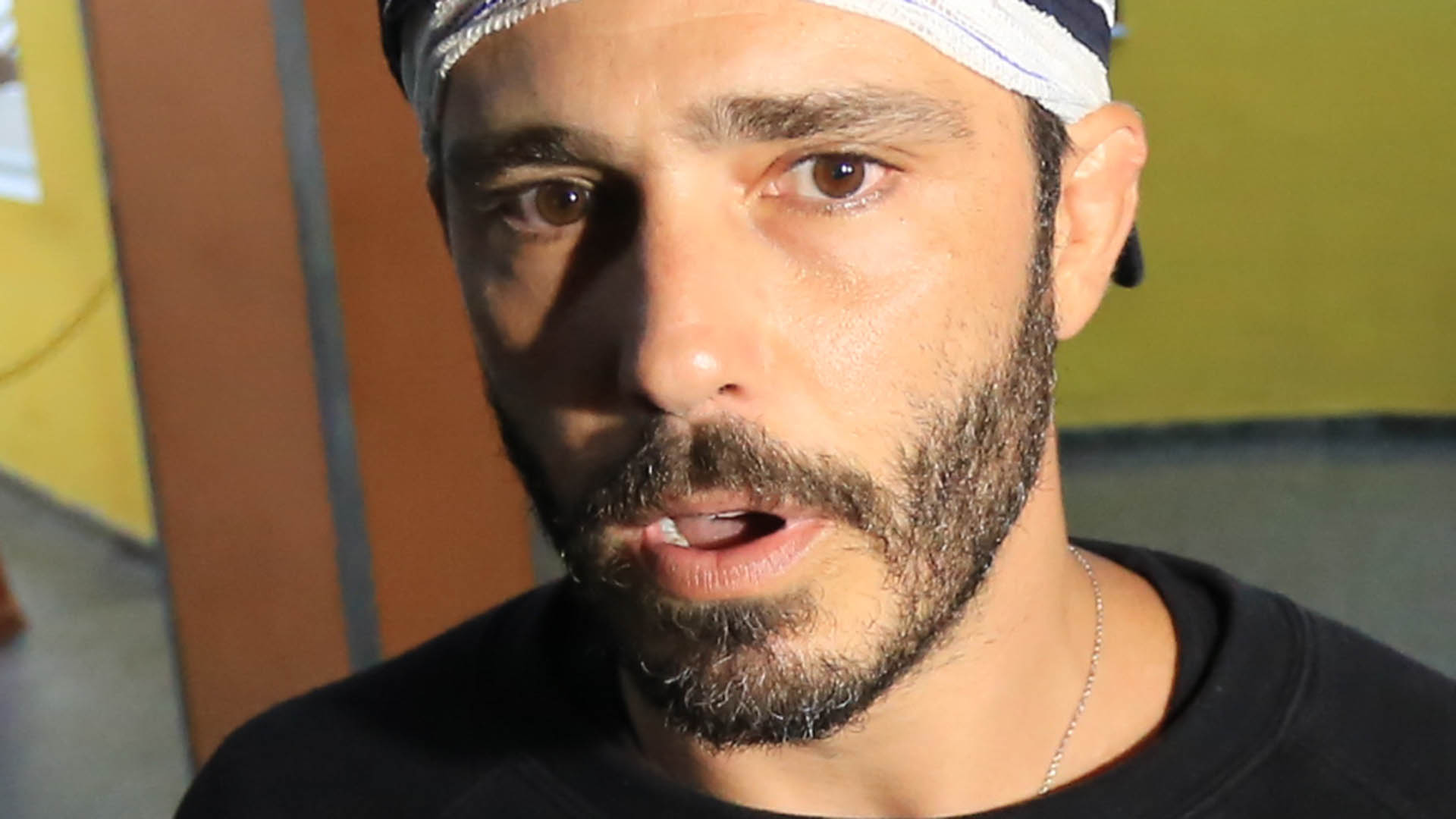 Com curativo na cabeça, Thiago Rodrigues faz primeira aparição em público após assalto