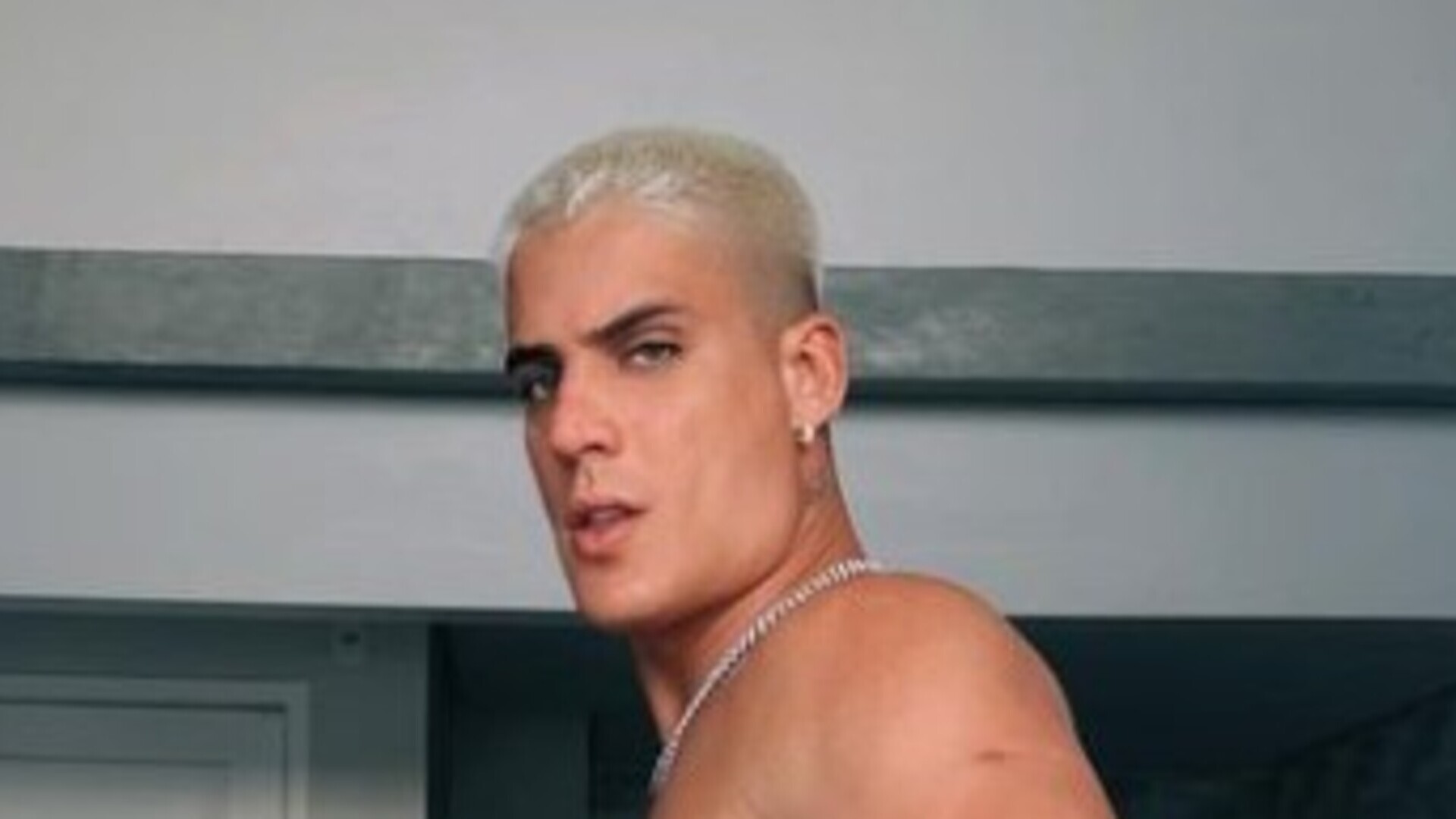 Ex-A Fazenda 14, Tiago Ramos choca com tatuagem em local ousado: “Risco novo”