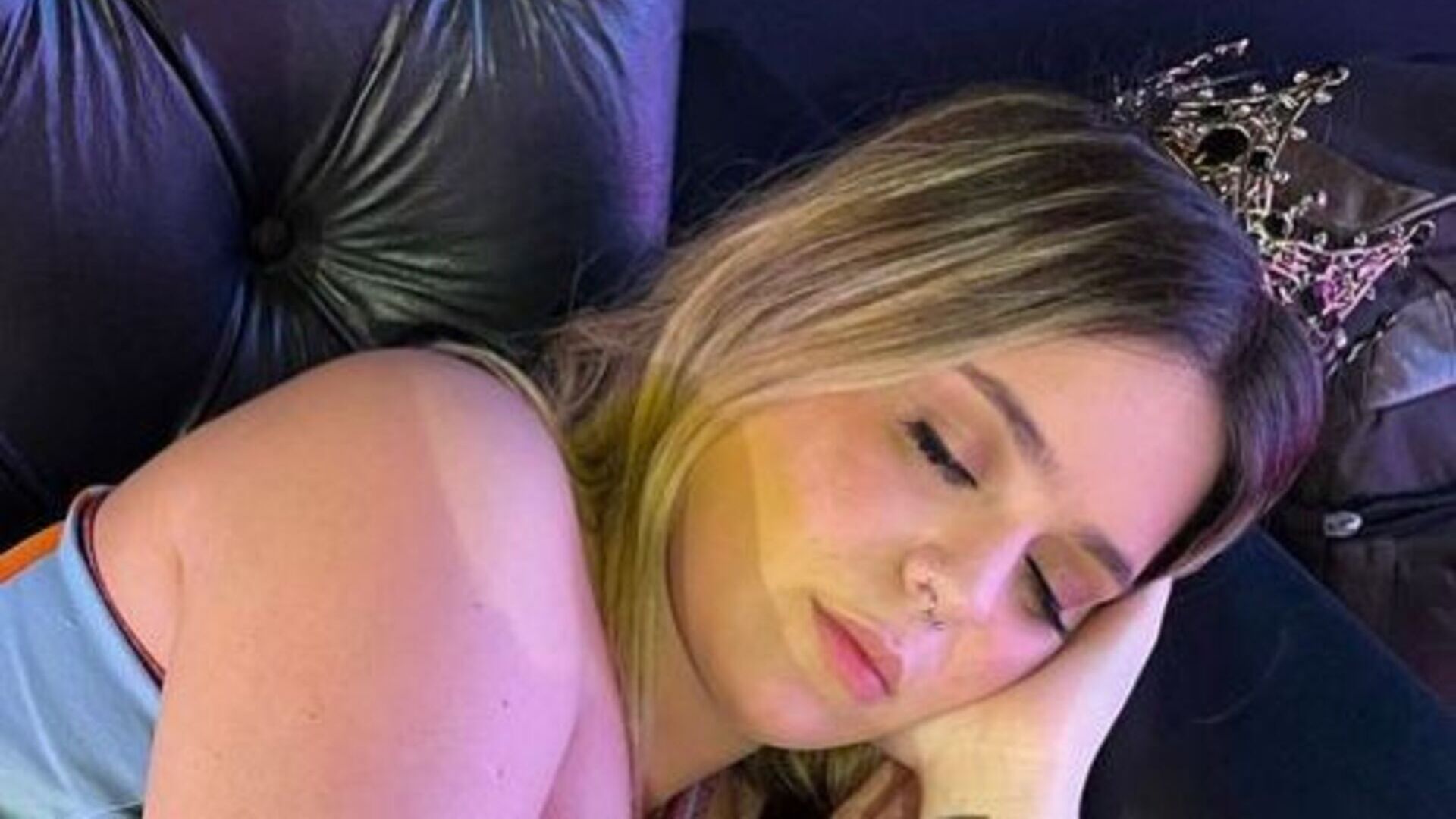 Exibindo a barriga de grávida, Viih Tube recria foto da última Farofa da GKay: “Não mudou”