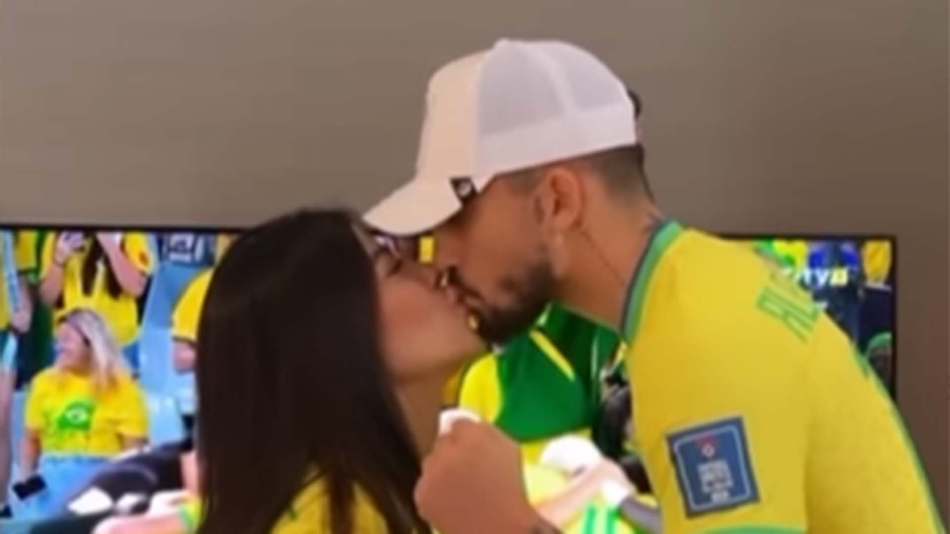 Fora da Copa do Mundo, Alex Telles exibe beijo na noiva em dia de jogo da seleção