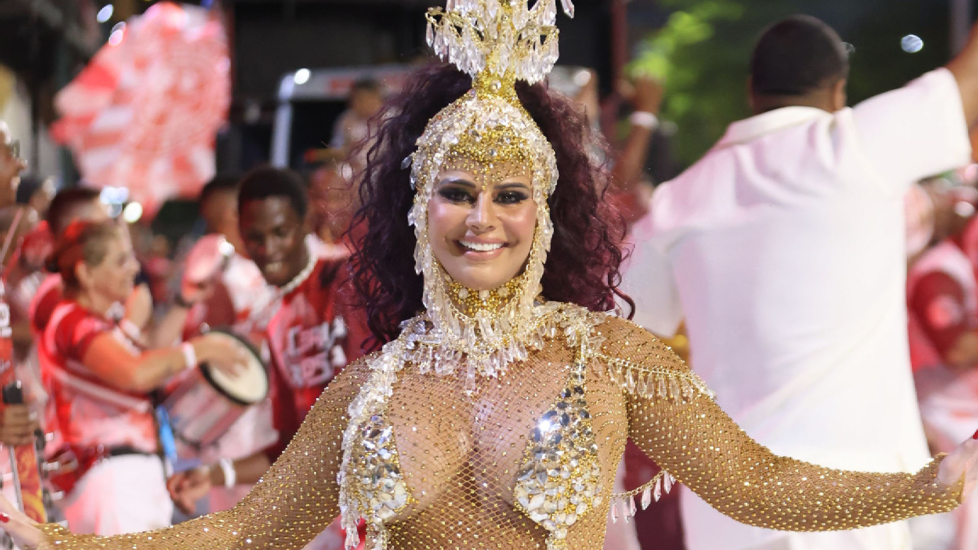 Viviane Araújo esconde apenas o necessário em fantasia com transparência