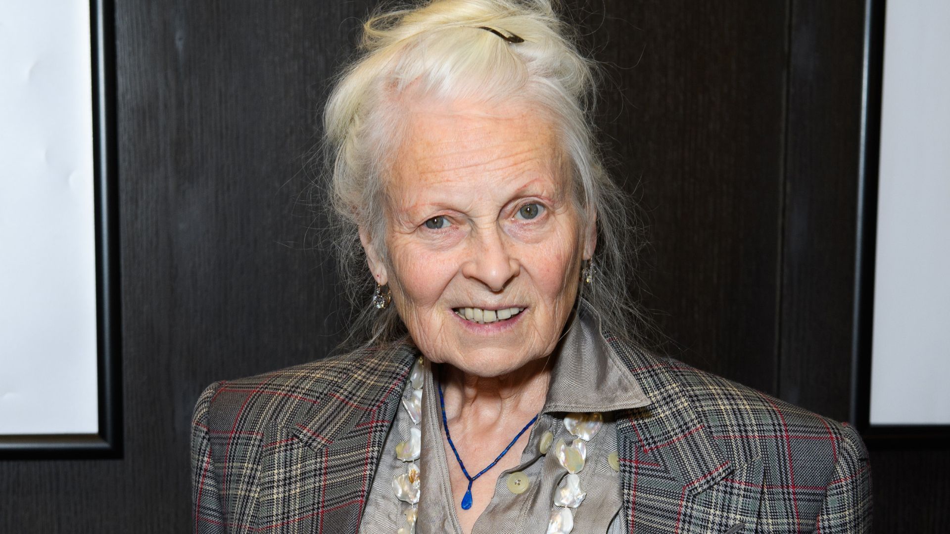 Vivienne Westwood já foi a palácio sem calcinha e fez peça polêmica com a rainha Elizabeth II