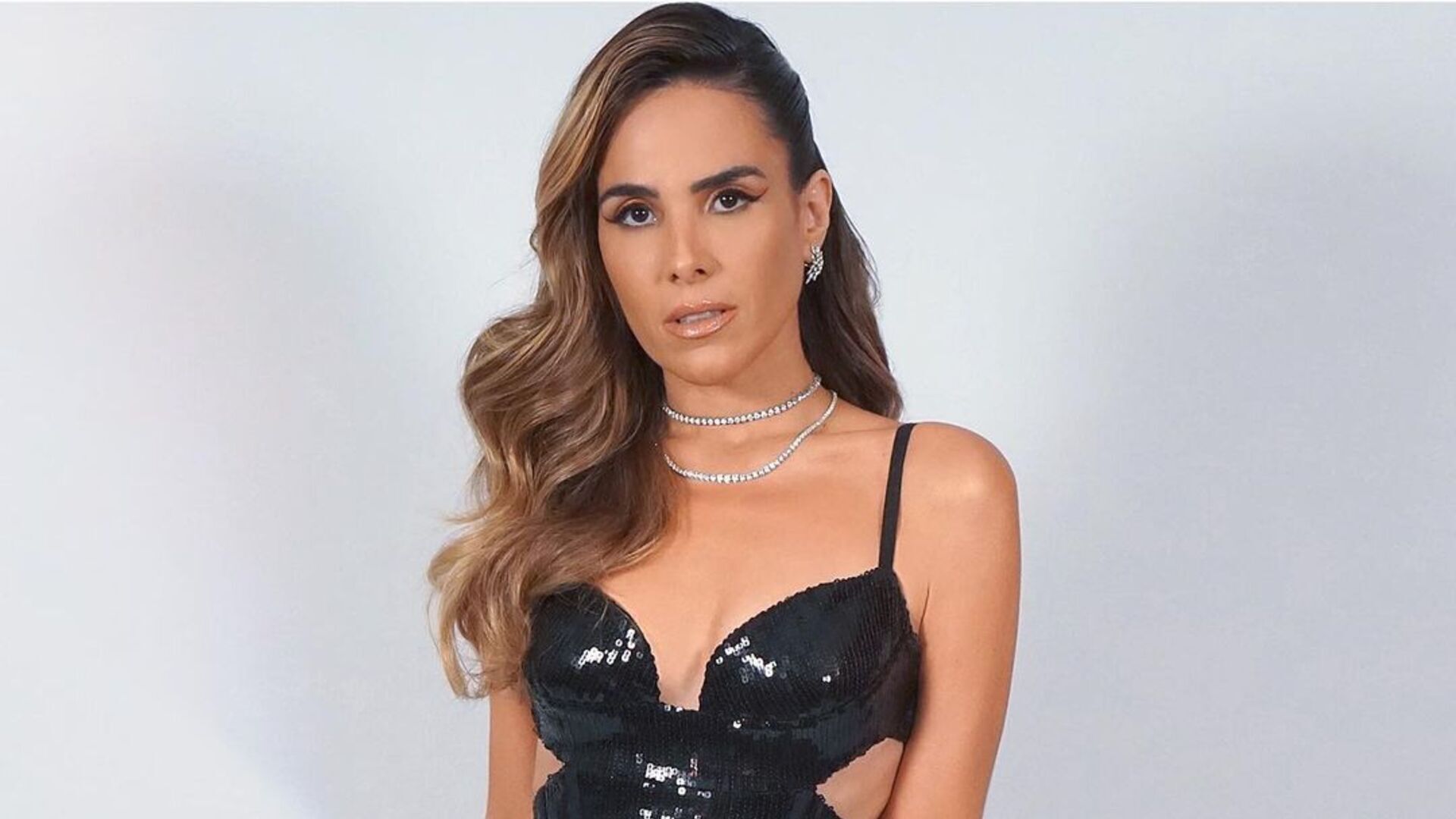 De vestido micro, Wanessa Camargo surge arrasadora para show: ”Dona do Brasil”
