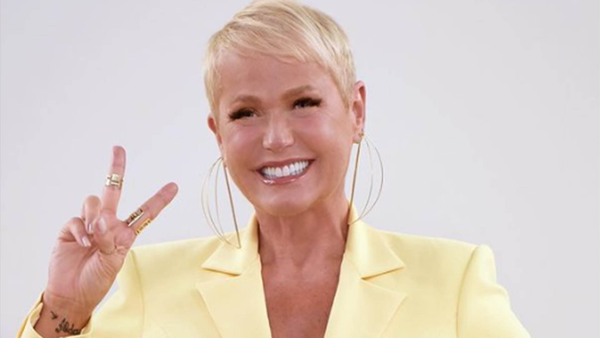 Xuxa Meneghel faz procedimento estético no hospital