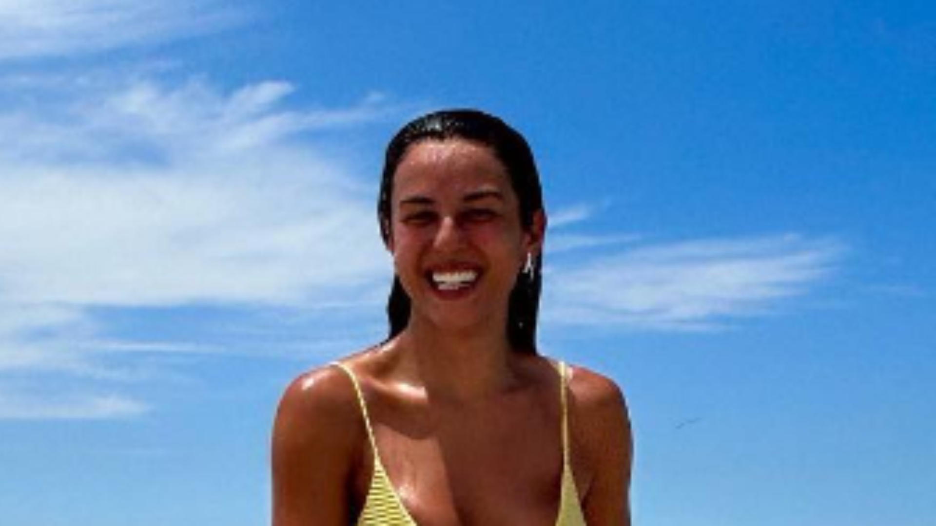 Yanna Lavigne arranca elogios de seguidores ao surgir de biquíni