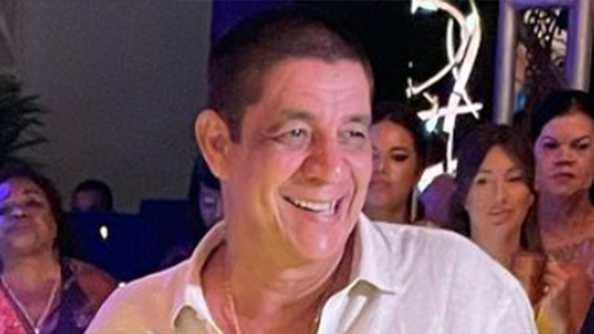 Look de Zeca Pagodinho no casamento do filho chama a atenção