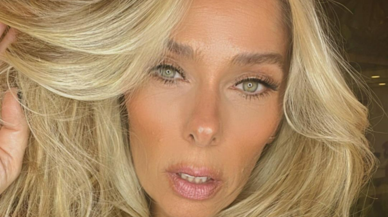 Adriane Galisteu posta clique antigo da época que modelava: ”Cata esse TBT”