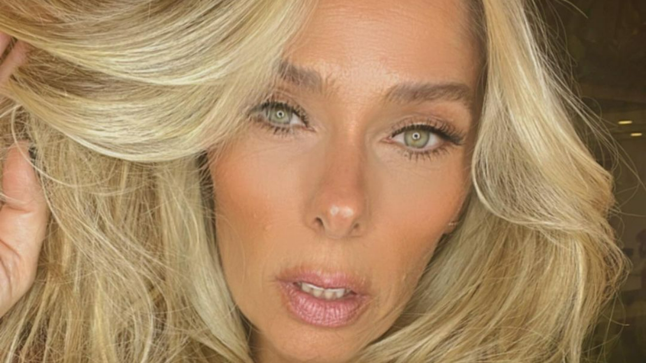 Adriane Galisteu aposta em look totalmente vermelho para evento e fãs elogiam: ”Que Deusa!”