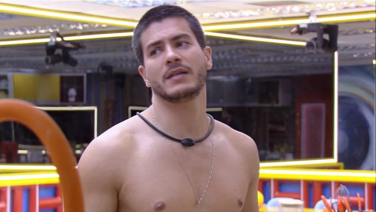 Novo anjo, Pedro Scooby comenta com Arthur Aguiar sobre suas esposas aparecerem em vídeo
