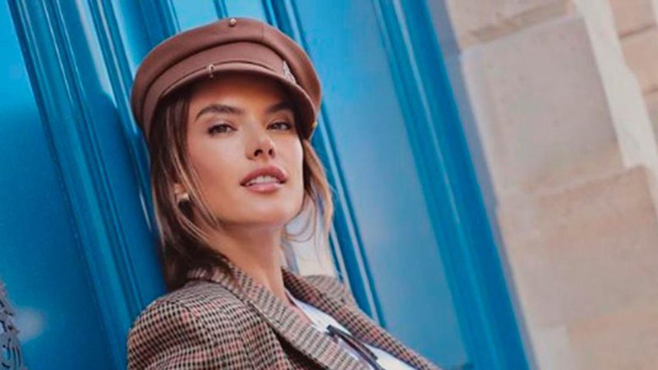 Alessandra Ambrósio faz topless e rouba a cena na praia: ”Maravilhosa!”