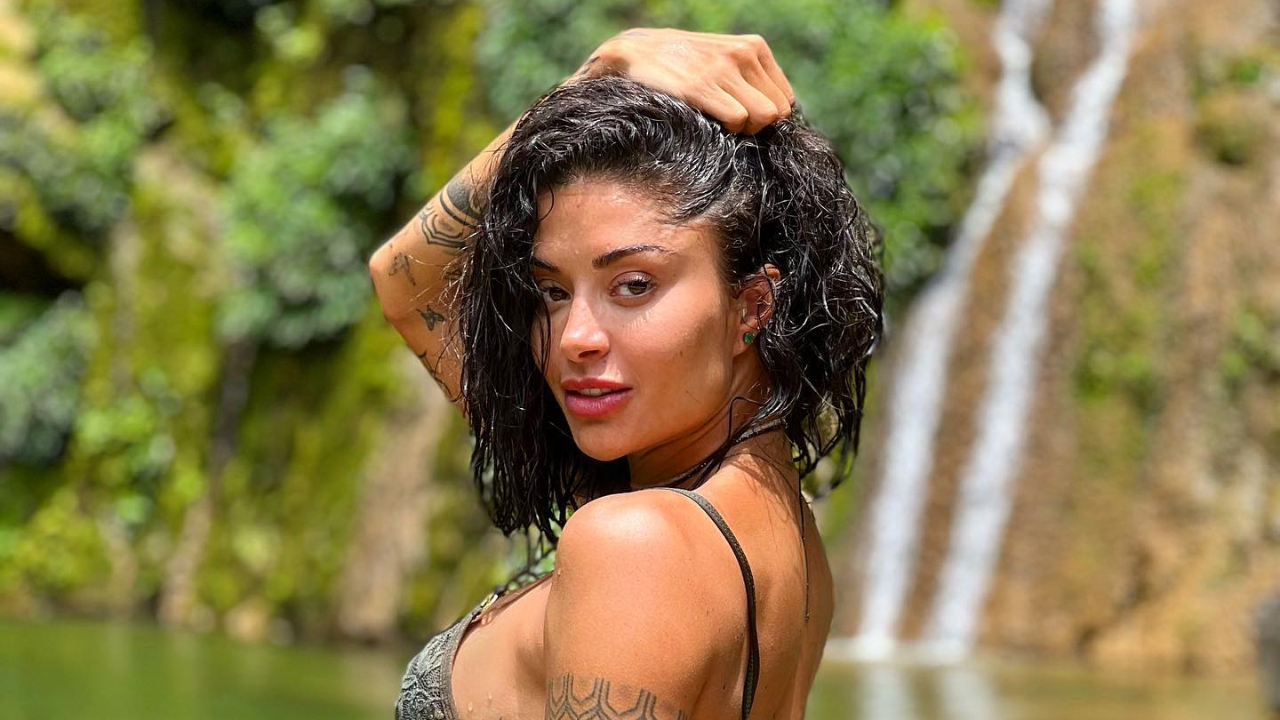 Aline Campos medita em cascata de cachoeira e exibe beleza natural: ”Só encontra ai dentro”