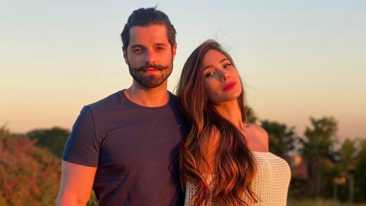 Romana Novais completa 31 anos e ganha surpresa do marido, Alok, durante viagem: ”Te ver feliz, me faz realizado”