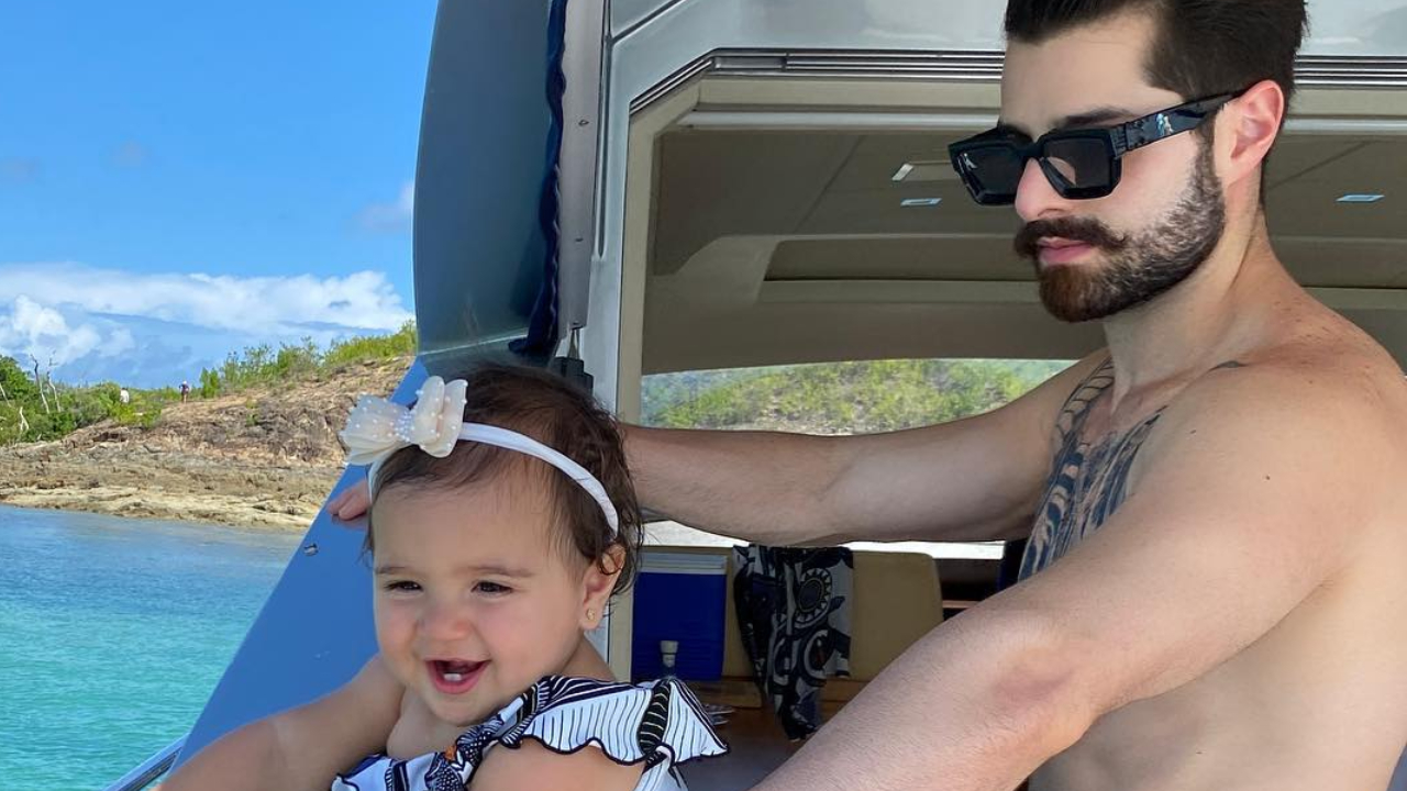 Alok e Raika são flagrados dormindo juntinhos no sofá