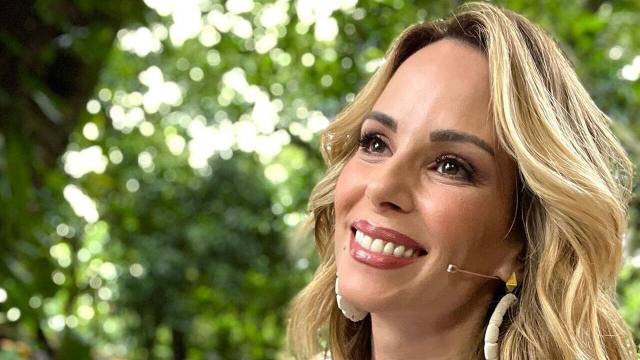 Ana Furtado monta look com cropped para o ‘É de Casa’ e esbanja beleza