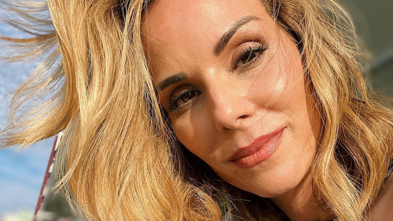 De biquíni, Ana Furtado arranca suspiros ao posar na piscina: ”Que mulher”