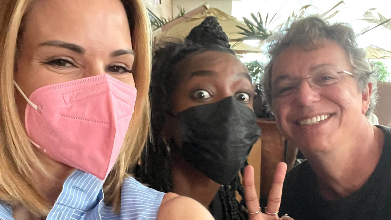 Ana Furtado e Boninho tietam Iza nos corredores do Projac: ”Um encontro desse”