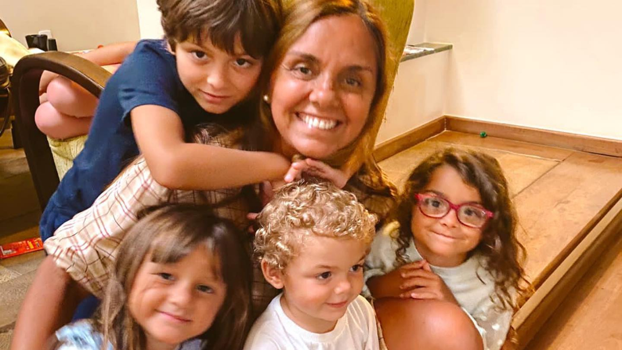 Mãe de Bruno Gissoni, Felipe e Rodrigo Simas posa com os netos e encanta: ”Família linda”