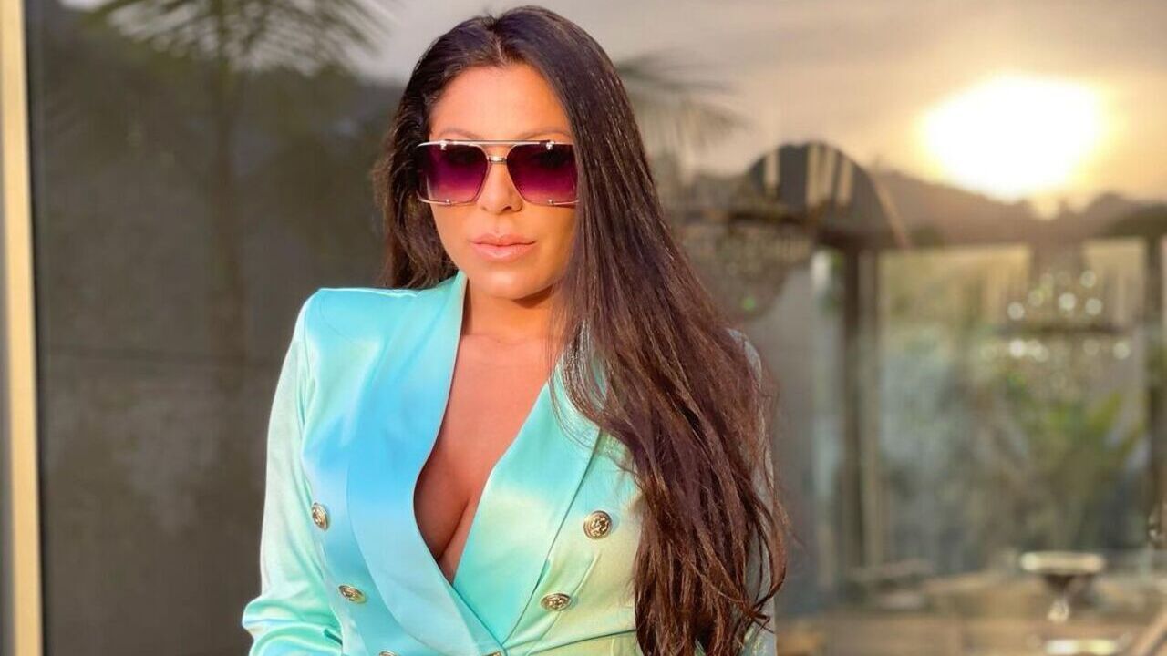 Em selfies ousadas, Andressa Ferreira ostenta corpaço definidíssimo