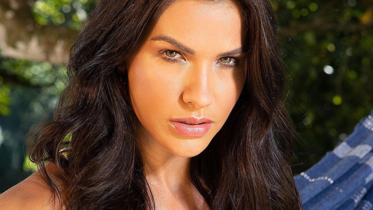 Andressa Suita surge produzida no camarim e arranca suspiros da web com visual poderoso