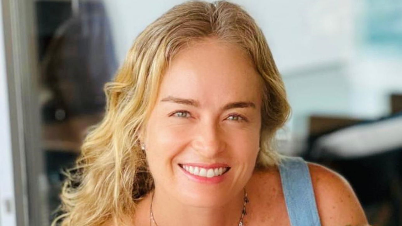 De biquíni colado, Angélica ostenta corpaço deslumbrante ao tomar sol