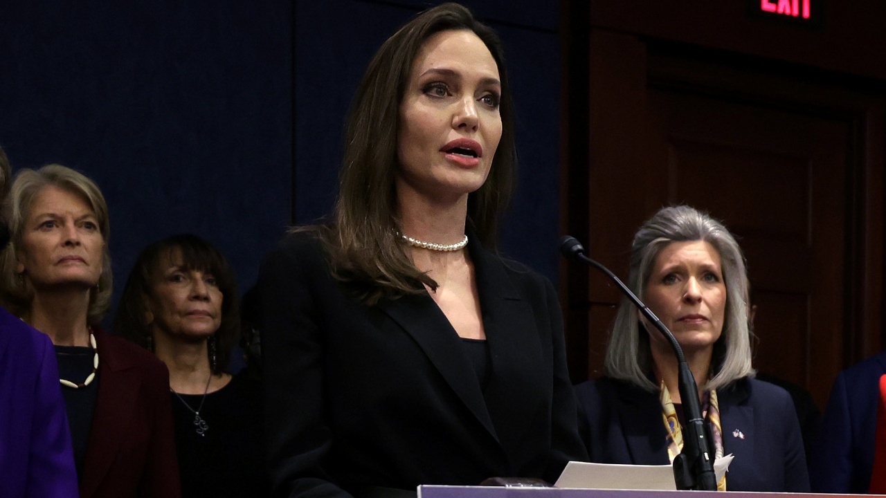Angelina Jolie faz emocionante discurso em apoio as vítimas de violência doméstica