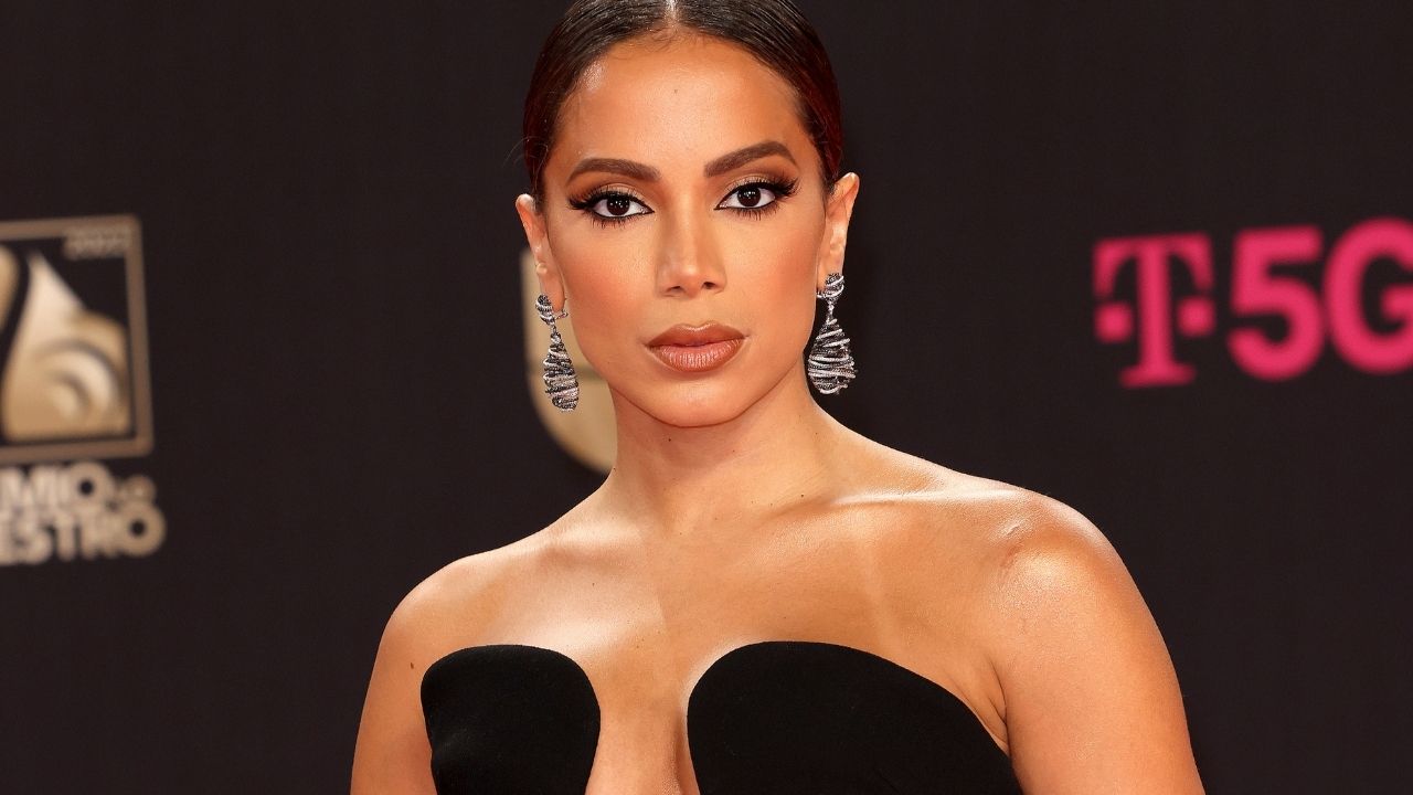 Anitta aposta em vestido decotado e rouba a cena no Premio Lo Nuestro: “Impecável”