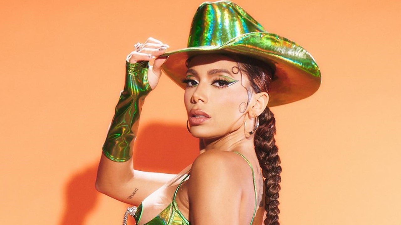 Anitta usa saia com recortes artísticos no bumbum para noite em Paris