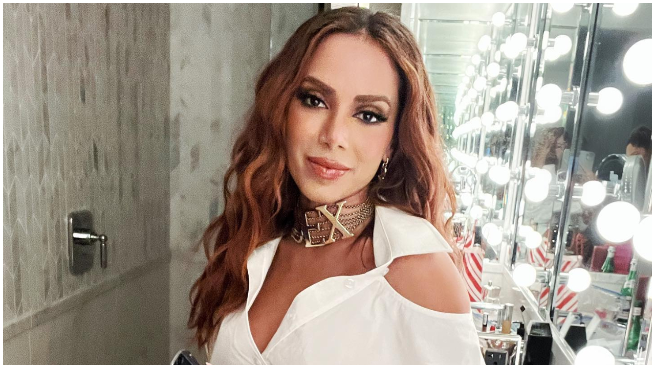Anitta mostra fotos de antes e depois das plásticas: ”Todas as versões”